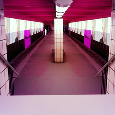Bild: Konzeption von Gladvertising in einer virtuellen, ganz in violett gehaltenen U-Bahn-Station. Foto: 3M 