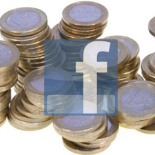 Bild: Das kleine F des Facebook-Logos mit blauem Hintergrund liegt auf sechs unordentlich gestapelte Ein-Euro-Münzen. Grafik: Frank Hoffmann 